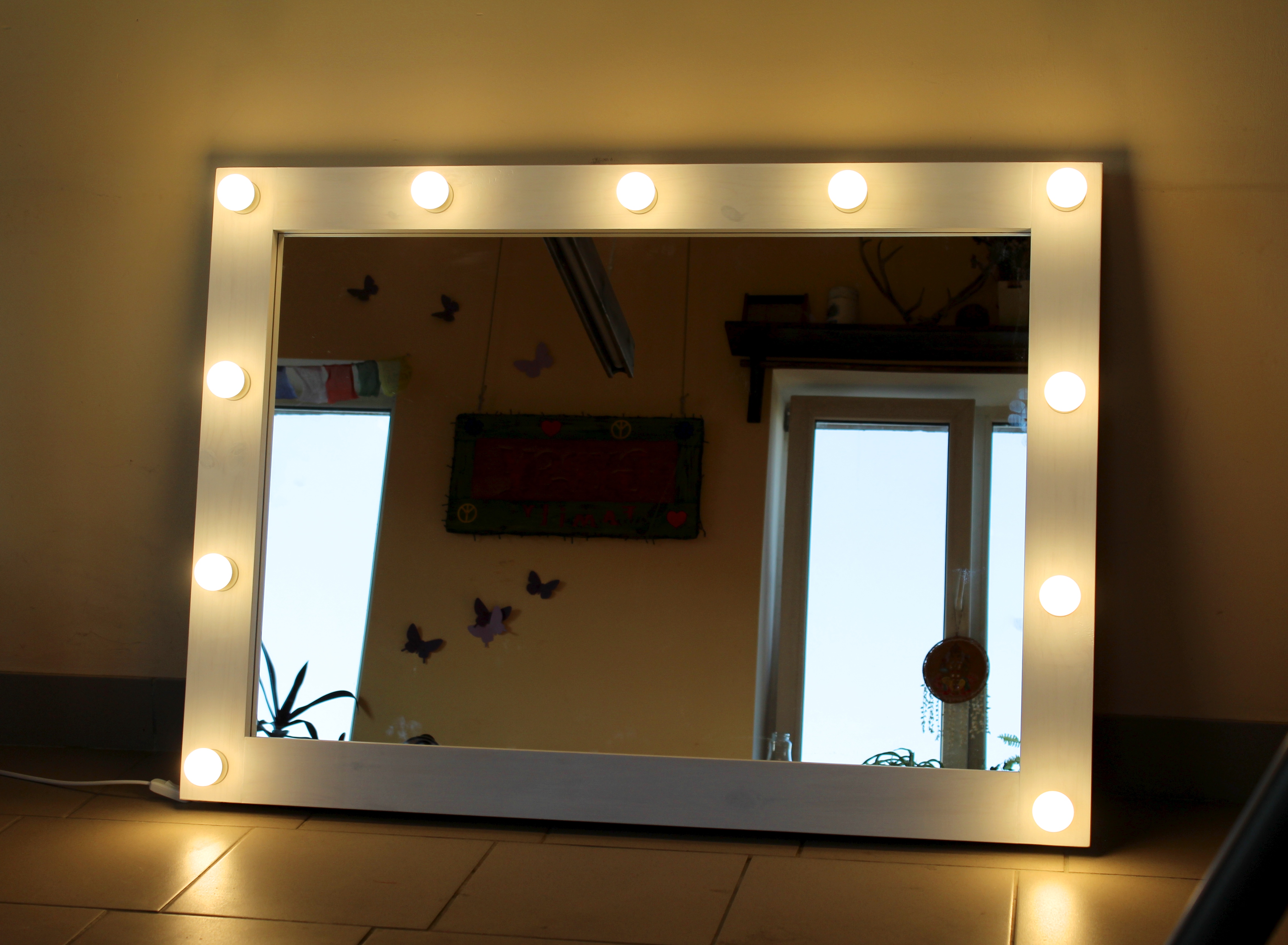Зеркало с лампочками для макияжа